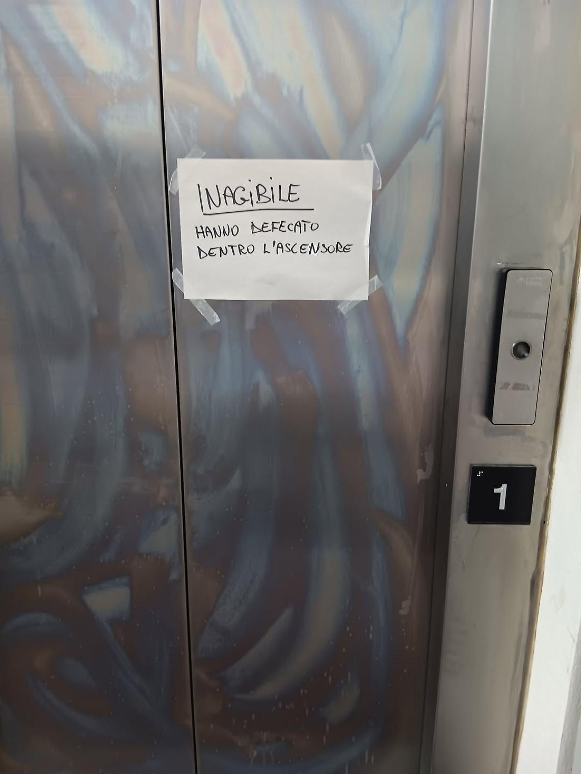 Ascensore fermo. Aiuto c'&egrave; una cacca!