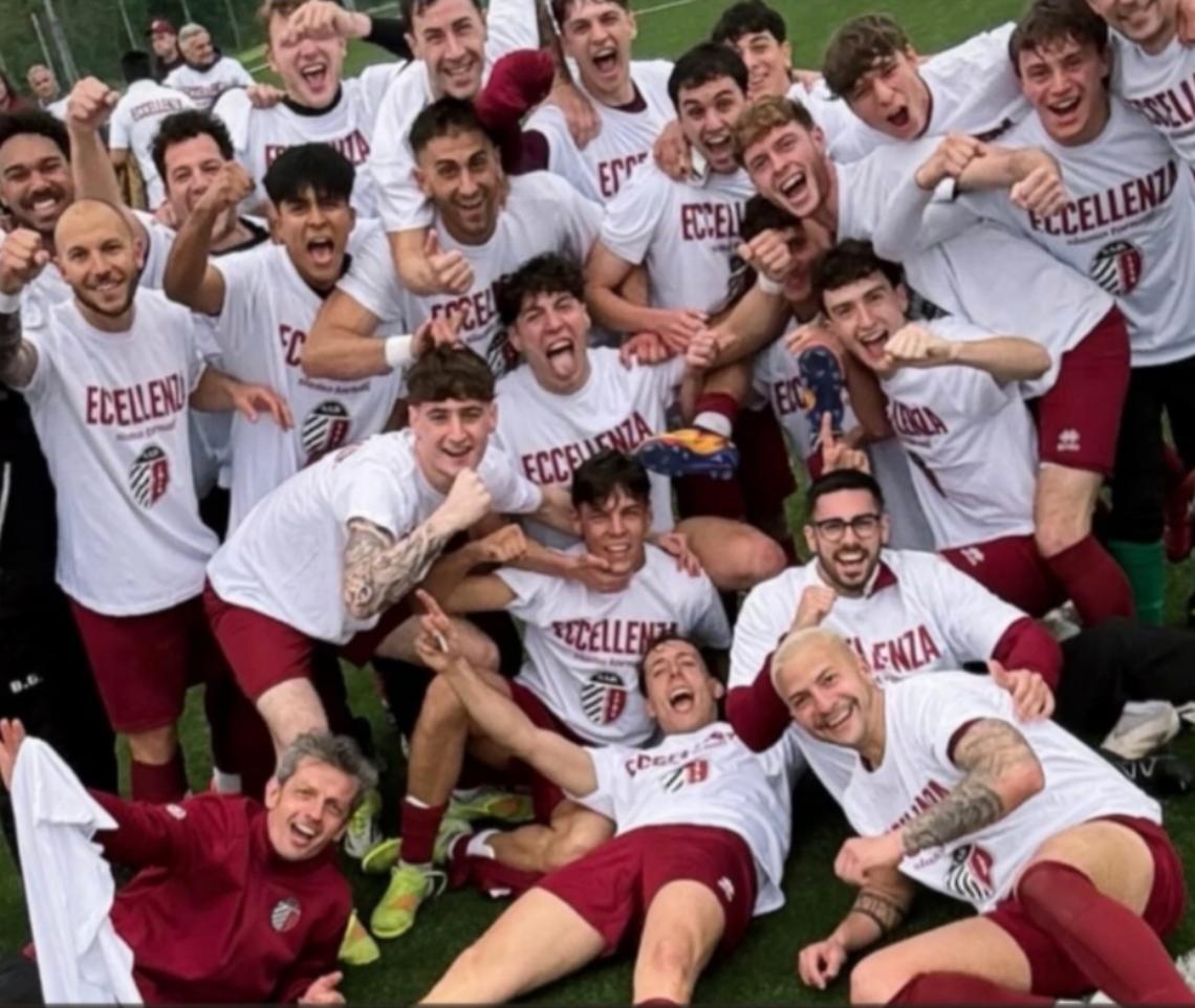 La festa dei giocatori granata al fischio finale