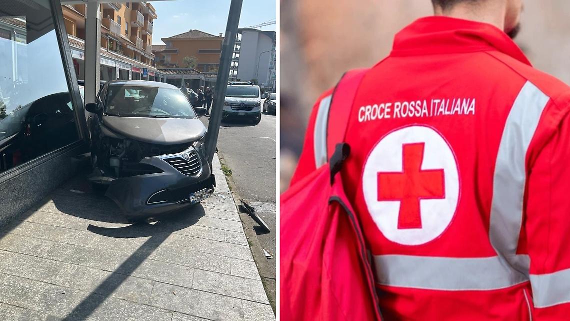 Perde il controllo dell&rsquo;auto e si schianta contro un bar: malore alla guida a Settimo Torinese