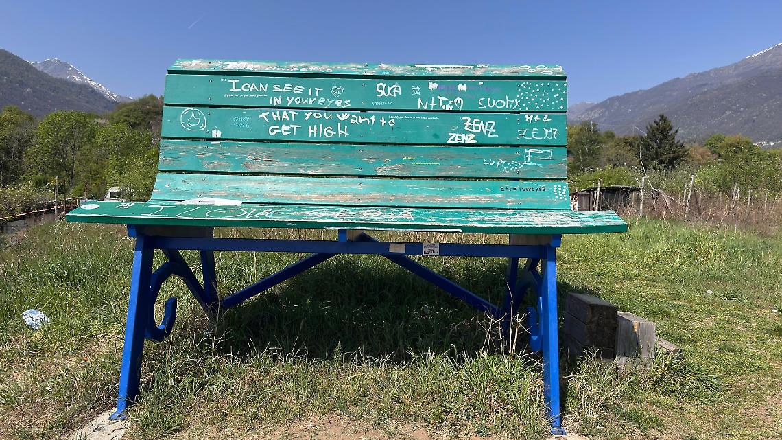 Maleducati hanno imbrattato la panchina gigante di Montebuono