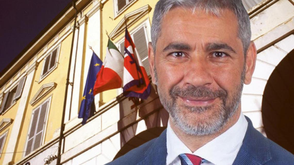 Dionigi Bartoli. Sullo sfondo il Comune di Castellamonte