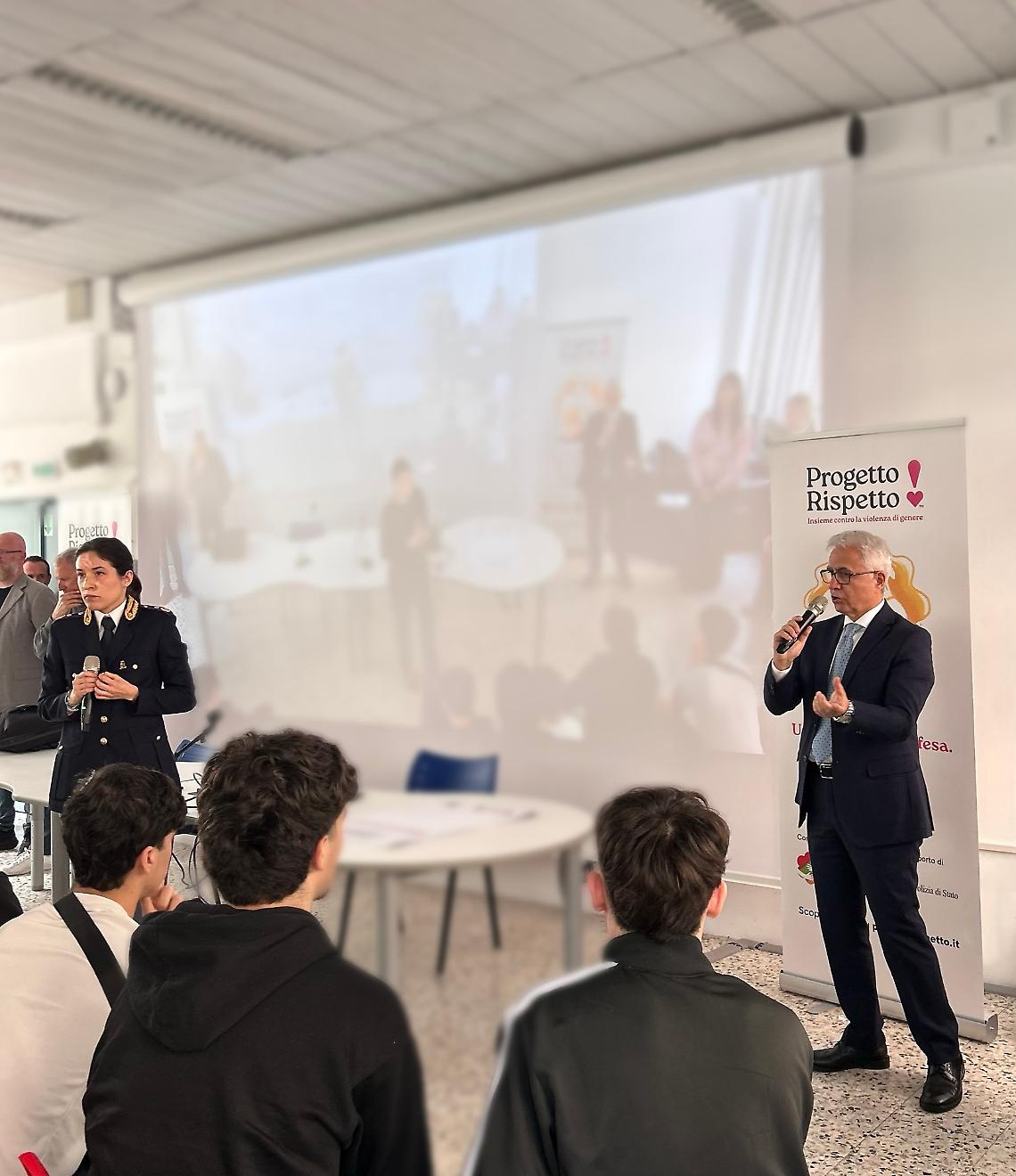 &ldquo;Progetto Rispetto&rdquo;, la Polizia entra nelle scuole: al Volta di Torino incontro contro la violenza di genere