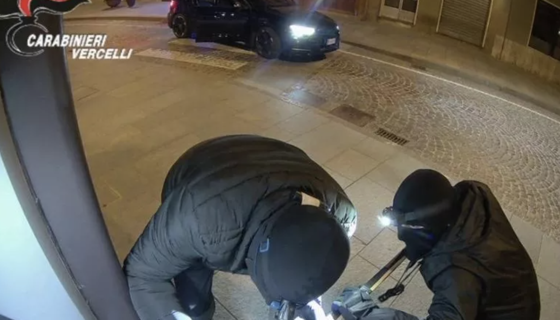 Bancomat fatti saltare