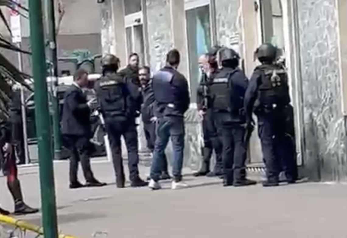 Rapina con ostaggi a Napoli: paura al Vomero, intervengono le forze dell'ordine