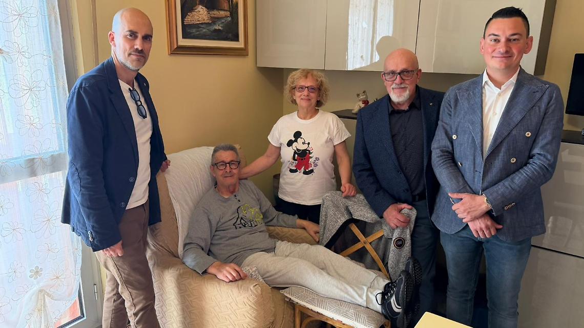 L'associazione Noi Ci Siamo ODV e il sindaco Giulivi a casa della famiglia Baldinu