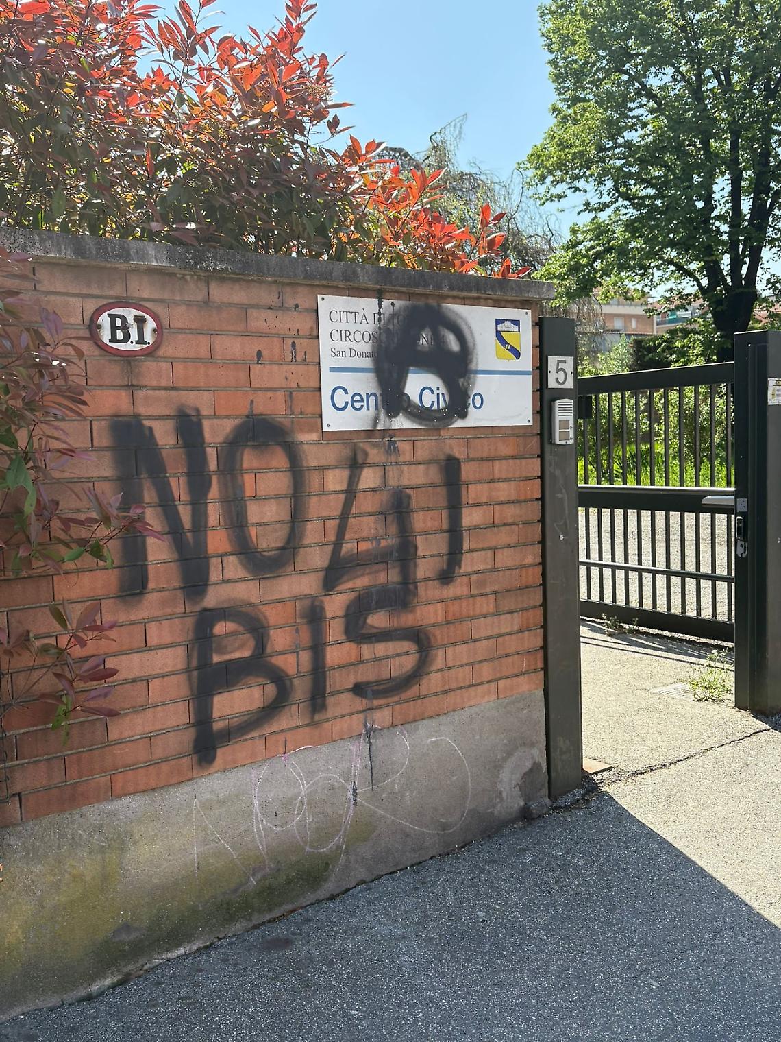 Scritta anarchica contro il 41 bis: imbrattamento al centro civico della Circoscrizione 4