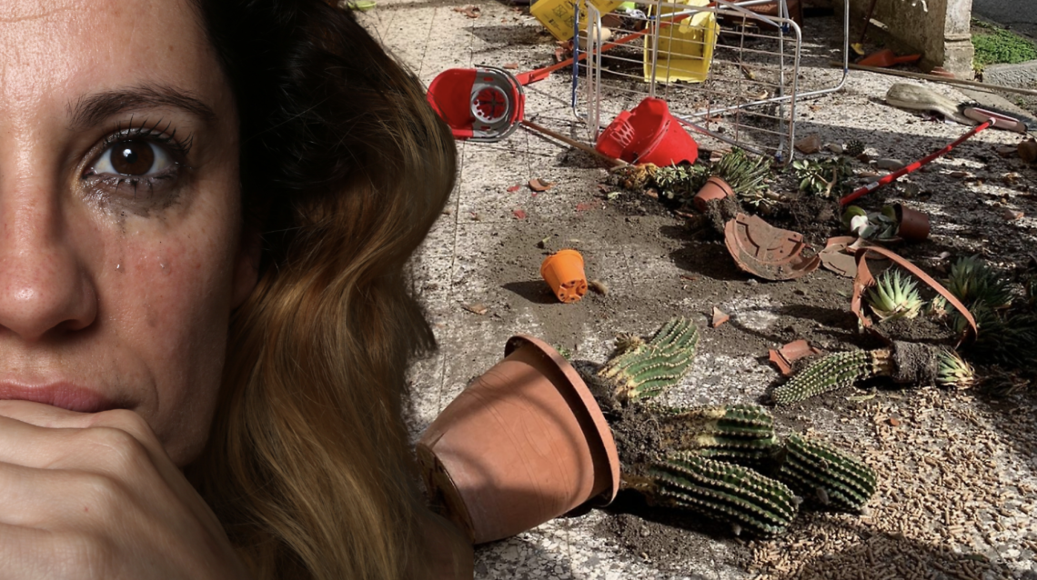 Costretta a fuggire in ciabatte, il giudice assolve il padrone di casa accusato di averla cacciata a calci (VIDEO)