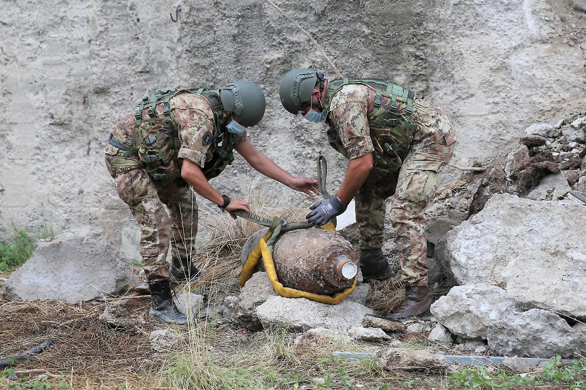 Passeggiata tra i sentieri, spunta una granata: paura a San Francesco al Campo