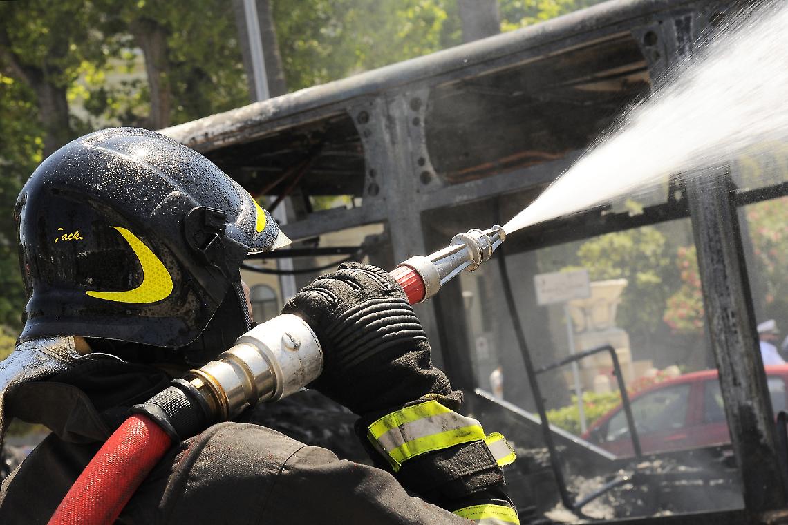 Moncalieri, autobus in fiamme in piazza Tre Martiri: paura tra i passeggeri, ma nessun ferito