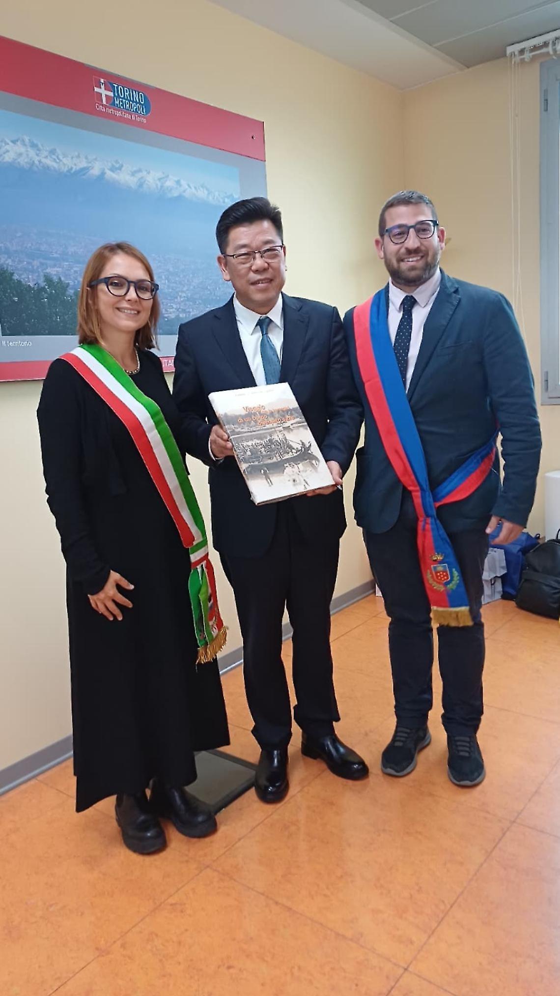 La sindaca Elena Piastra, il sindaco di Wenzhou e il presidente del consiglio Luca Rivoira