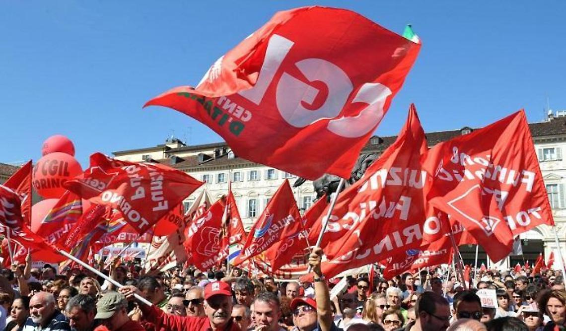 Protesta a Torino contro la riforma degli istituti tecnici: in piazza i sindacati