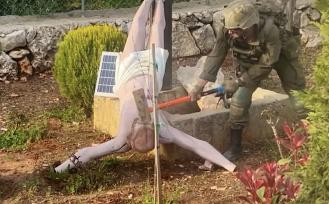Nel Sud del Libano, il colpo che ferisce pi&ugrave; di una statua: Israele si scusa dopo l&rsquo;immagine del soldato contro il Cristo di Debel
