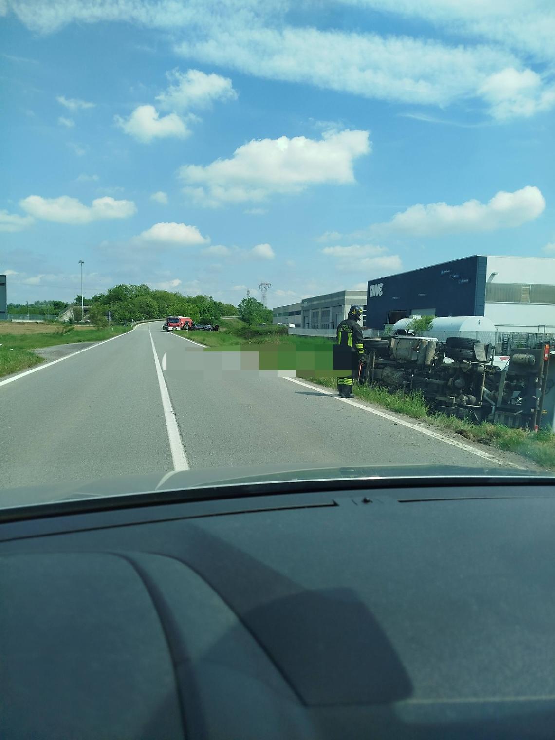 Incidente con autocisterna sulla Padana Superiore: strada chiusa tra Verolengo e Rondissone