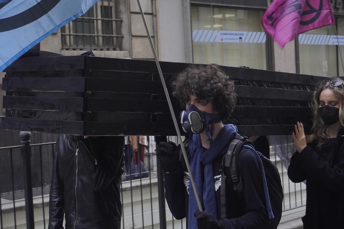 Protesta davanti al Consiglio regionale