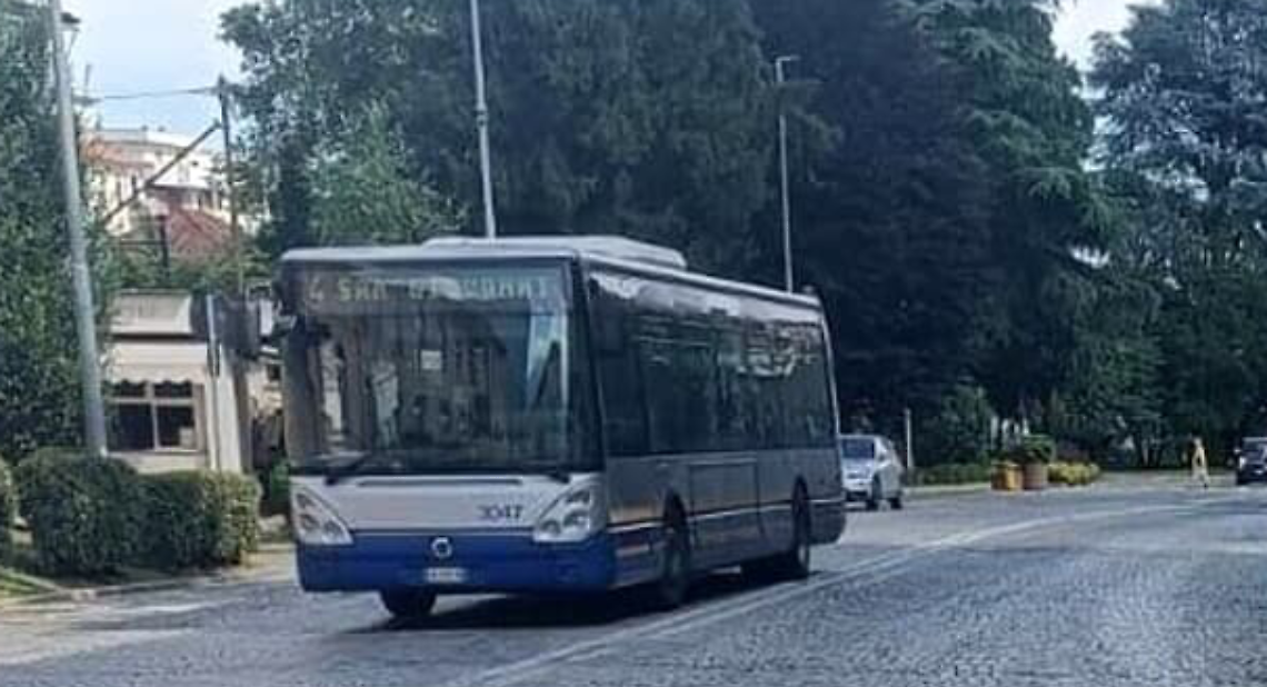 Ivrea, caos in corso Nigra: blocca due autobus e resiste alla polizia