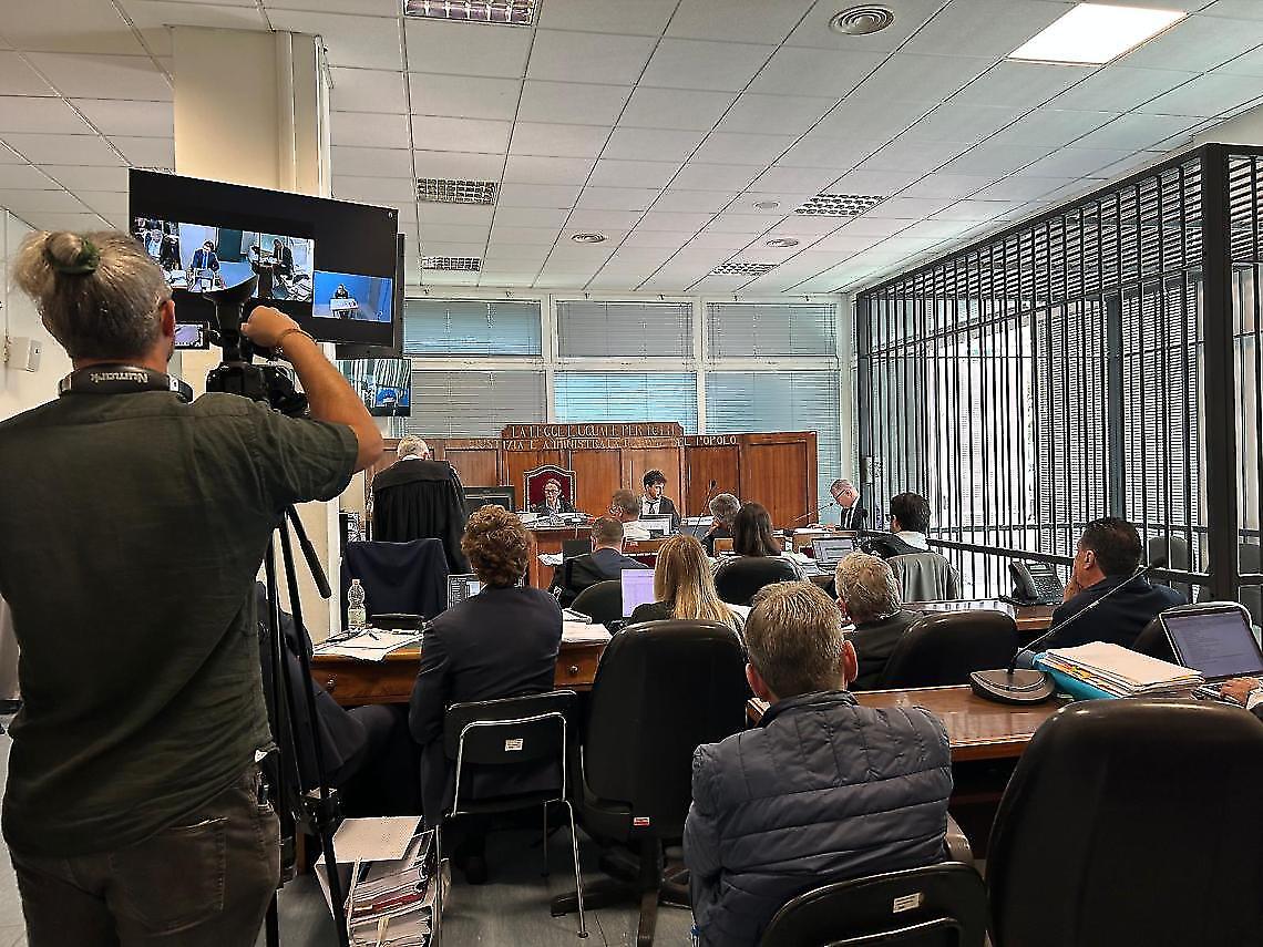 Il processo Echidna si svolge in un'aula poco distante al punto in cui &egrave; stato lanciato l'ordigno