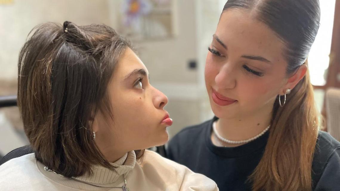 Noemi e la sorella Stefania: "Two Life One Girl". Un libro che racconta la vita accanto ad una sorella affetta dalla sindrome di Rett