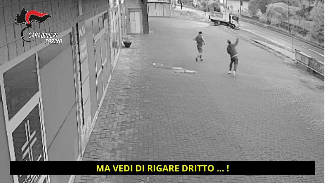 Spaccata violenta in pieno giorno a Bollengo: pestano padre e figlio, arrestati due giovani