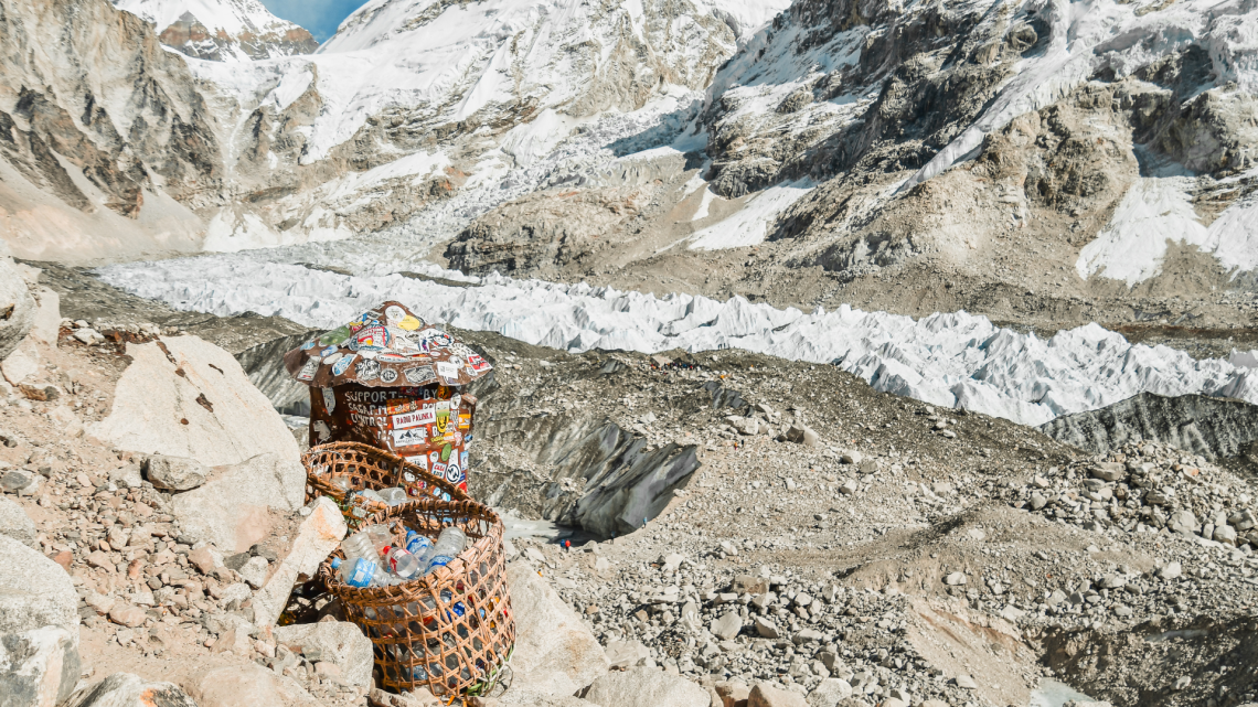 Everest, la montagna in attesa: un gigantesco seracco blocca la via del Khumbu e congela la stagione delle spedizioni