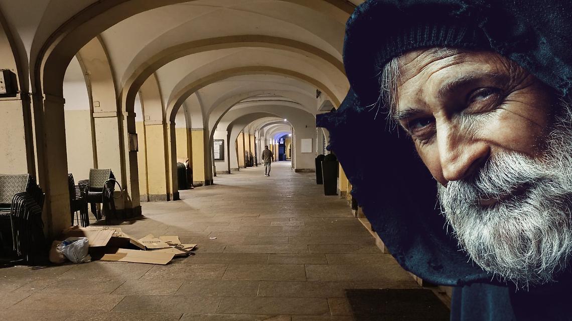 Senza pi&ugrave; il dormitorio, a Chivasso c'&egrave; chi passa la notte sotto i portici di via Torino