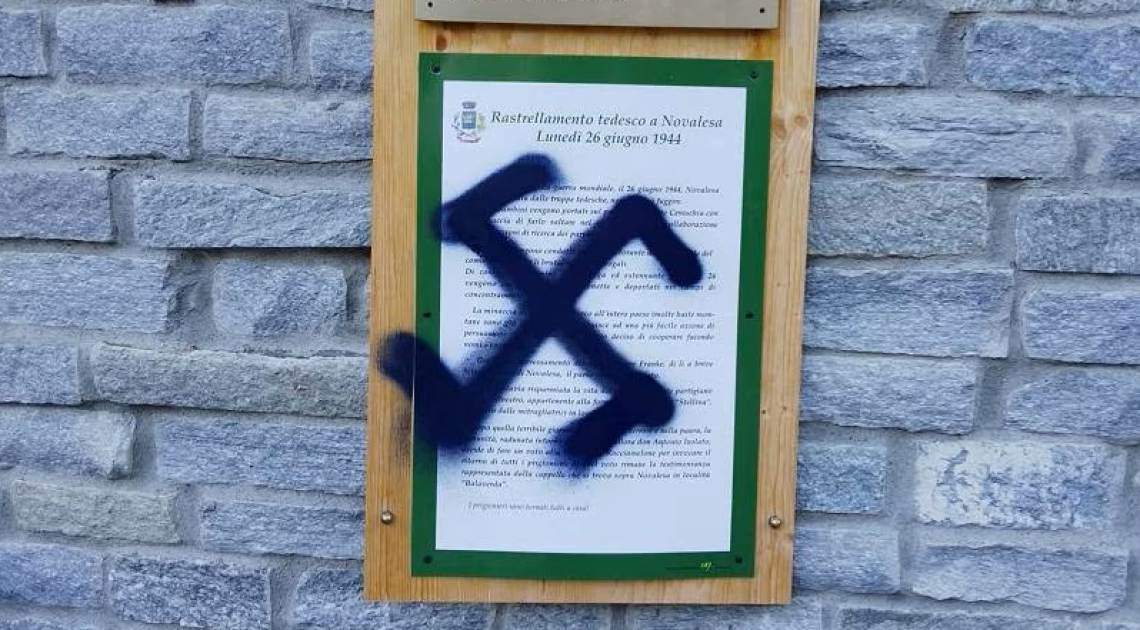La targa in memoria del rastrellamento tedesco a Novalesa vandalizzata