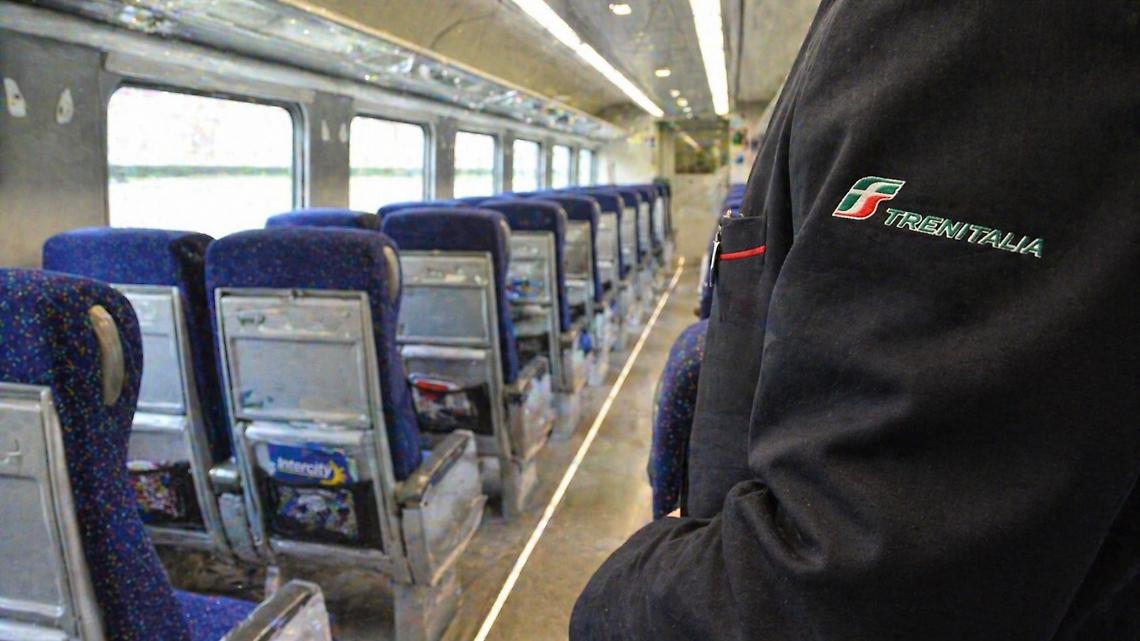 Intercity nel caos, capotreno aggredito con una testata: arrestato un 31enne a Sestri Levante