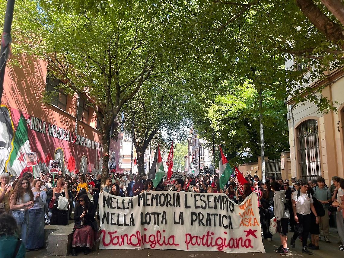 25 aprile a Vanchiglia. Memoria e tensioni davanti ad Askatasuna. Una targa per Ambrogio Furlan