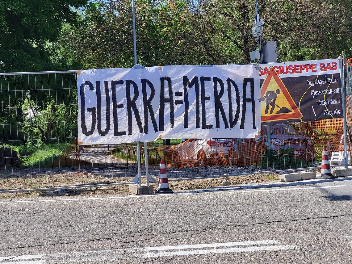 "Guerra uguale m...": a Chivasso un 25 Aprile di protesta