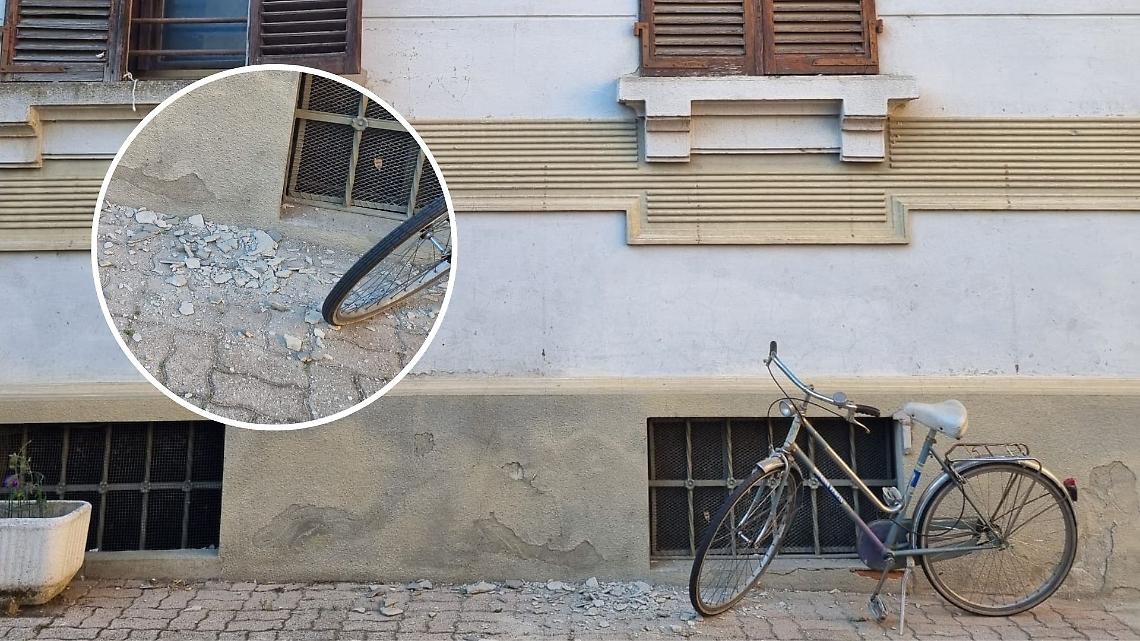 Calcinacci cadono dall&rsquo;ex scuola: tragedia sfiorata tra i tavolini del bar, dov'era seduto anche l'ex sindaco del paese