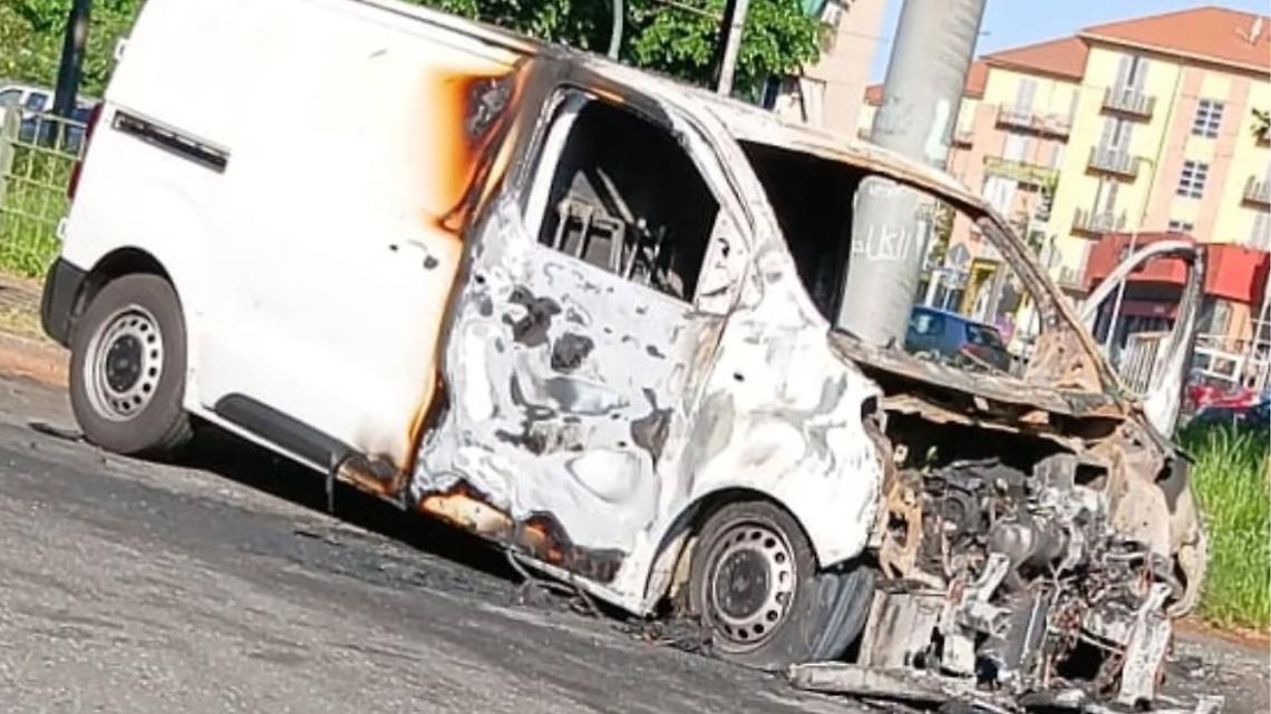 Furgone in fiamme