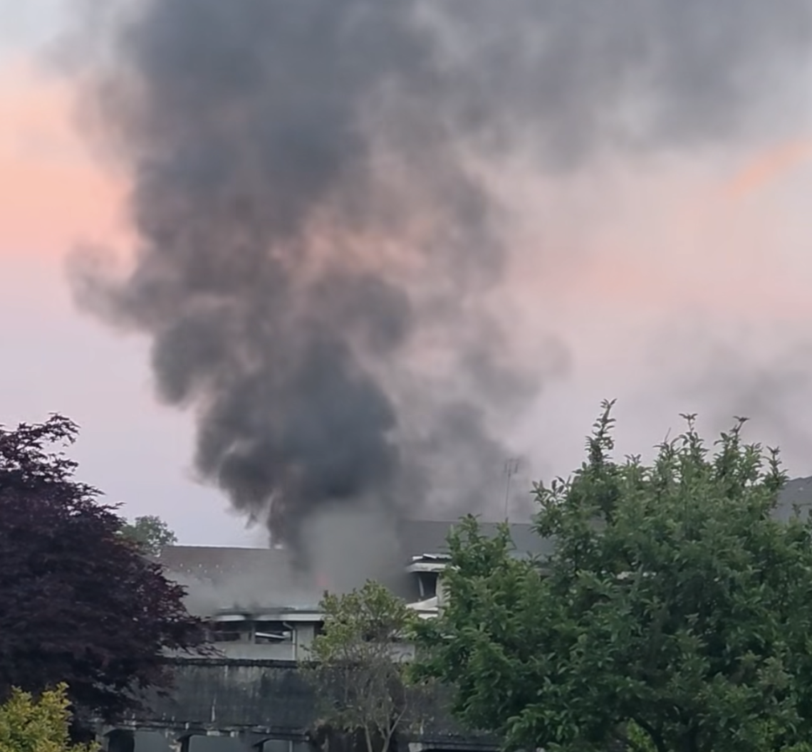 Cafasse, incendio devasta un&rsquo;officina meccanica: capannone inagibile e indagini in corso