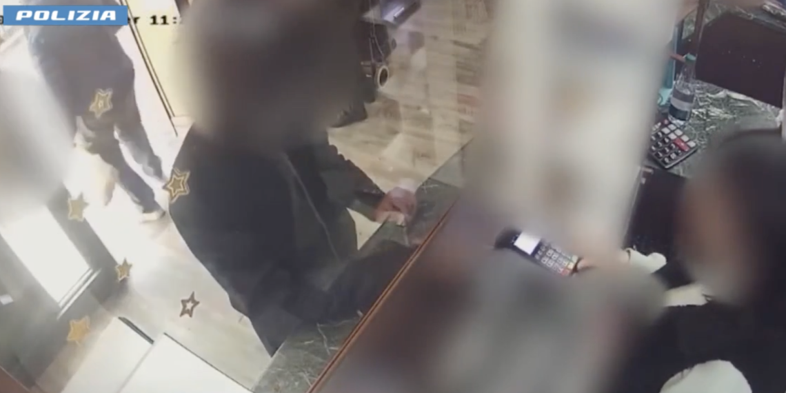 Torino, rapina violenta