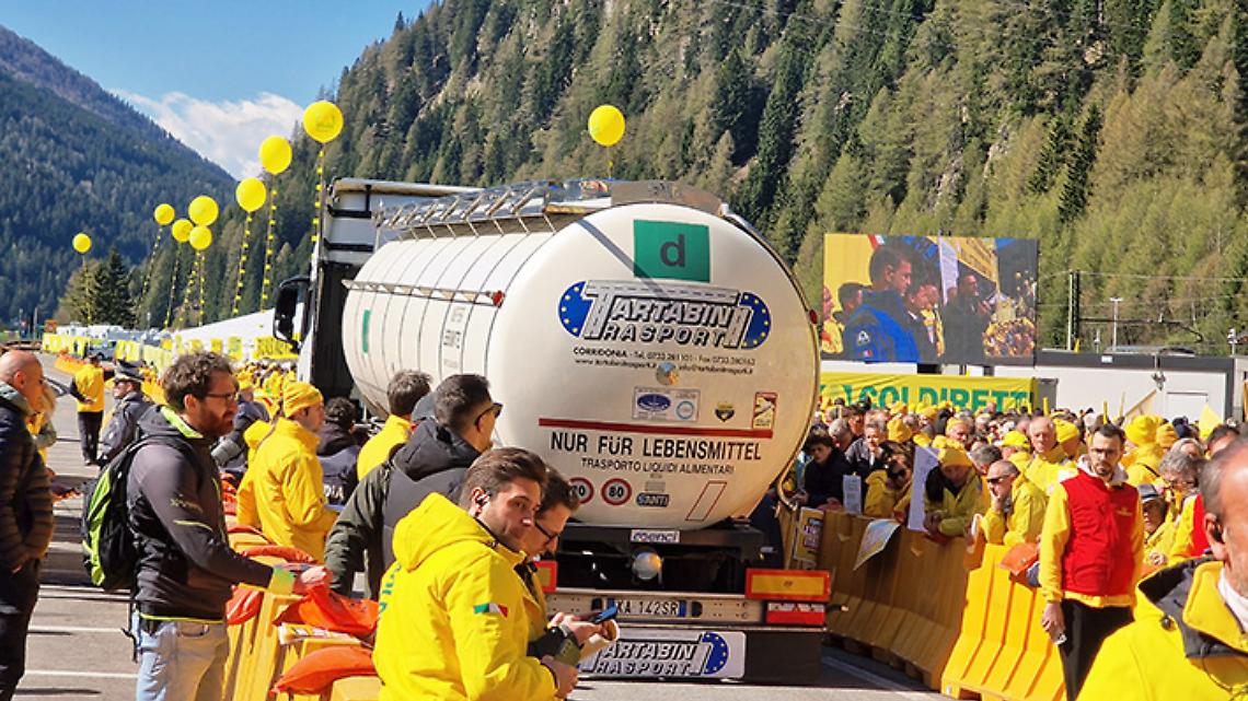 &ldquo;Prosciutti tedeschi venduti come italiani&rdquo;: agricoltori torinesi al Brennero contro il falso Made in Italy