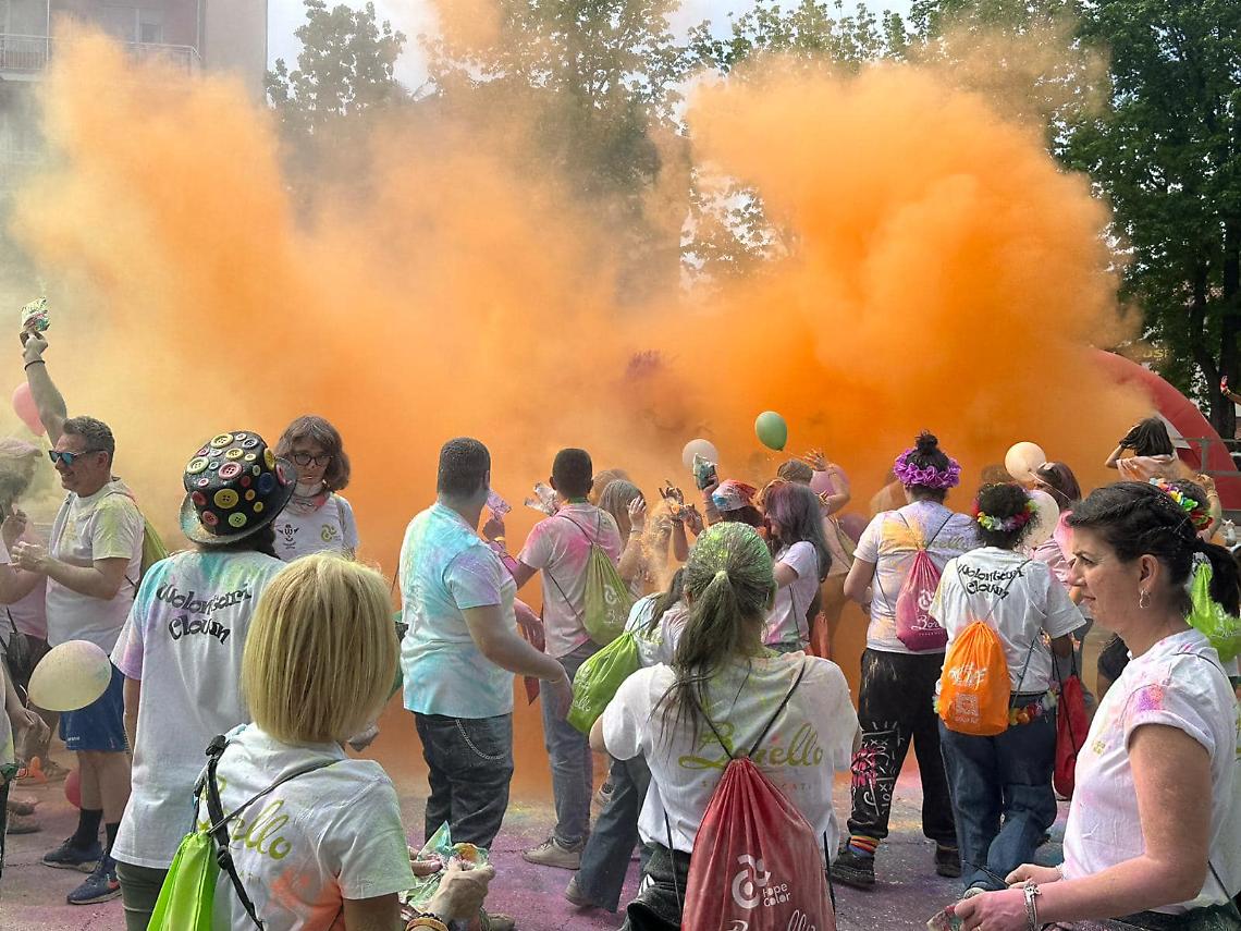 Ciri&eacute; si colora di solidariet&agrave;