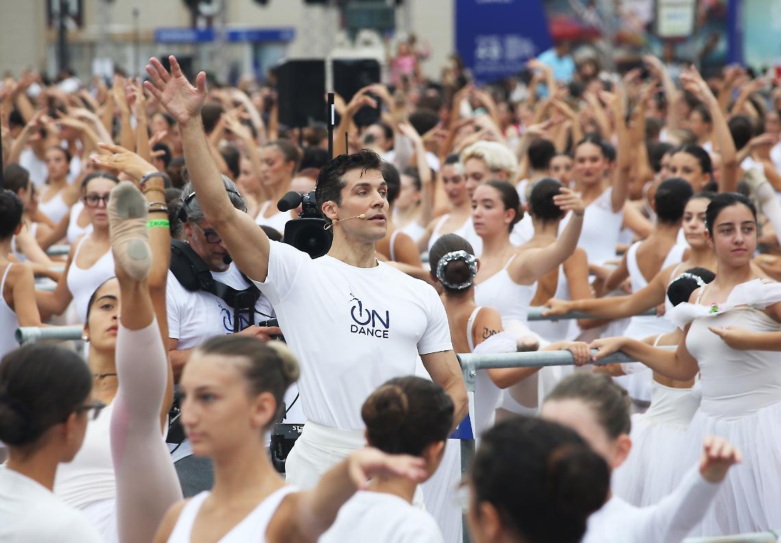 Roberto Bolle porta Il ballo in bianco a Torino, grande lezione di danza en plein air in piazza San Carlo