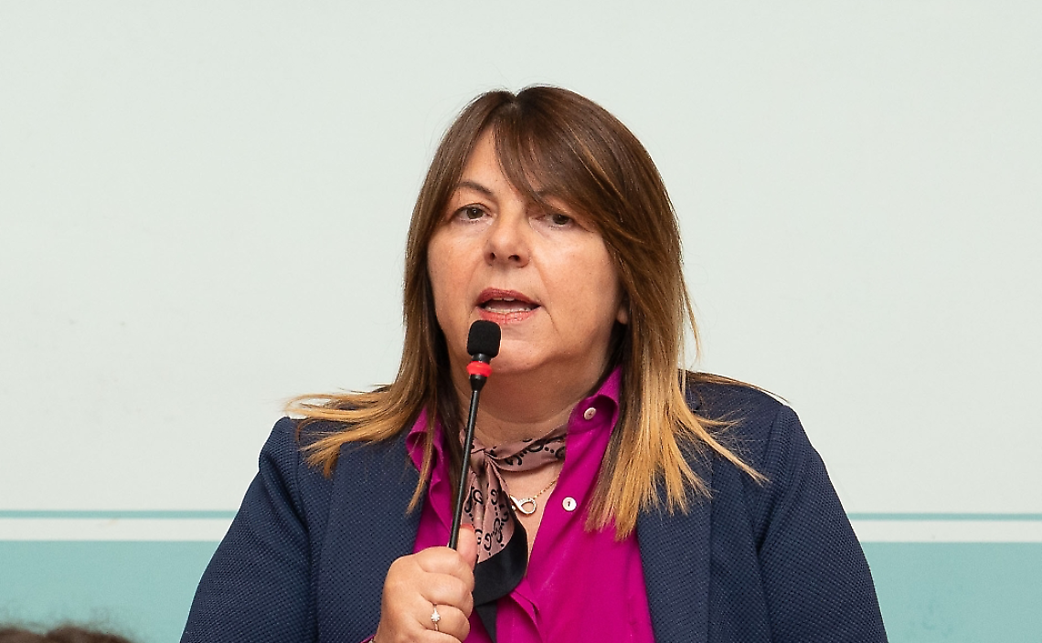 "Destra e sinistra mi avete stufato": Elisabetta Piccoli show nel paesone che litiga su tutto