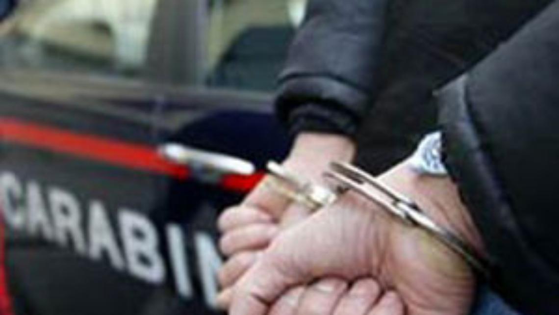 Violenza tra le mura domestiche: botte, minacce e pedinamenti. Due arresti a Settimo Torinese