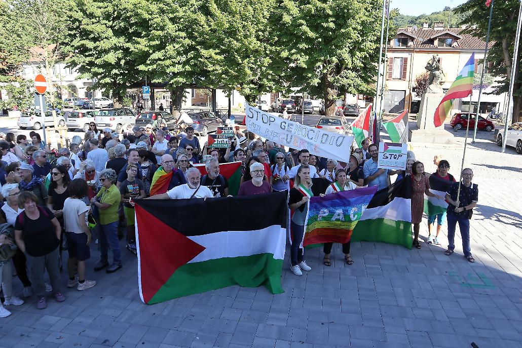 I manifestanti riuniti in piazza Europa