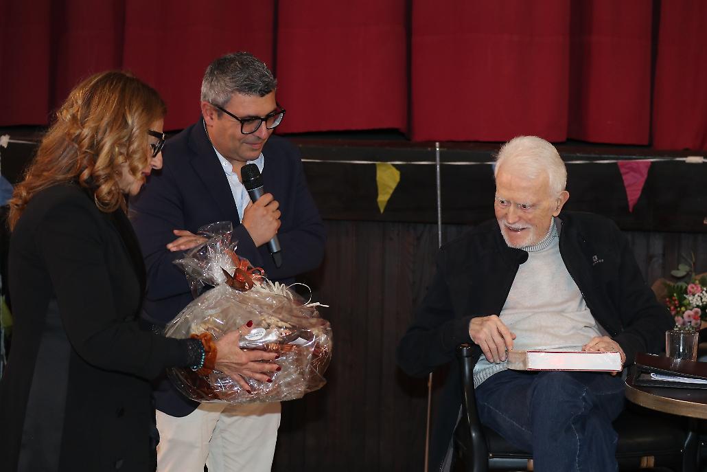 Consegna di omaggi a Caselli