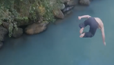 Ivrea, tuffo dalla passerella: il video vola, il cervello no
