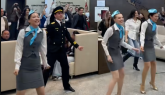 Backstreet Boys travolti dall’abbraccio dei fan ad Astana: flashmob in aeroporto (VIDEO)