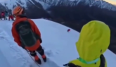 Selfie fatale a 5.500 metri: alpinista precipita dal picco in Cina, il video è agghiacciante