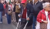 Anziano con le stampelle balla sulle note di "Bella Ciao". Il video fa impazzire i social