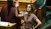 Nuova Zelanda, deputata Maori fa l'haka in Parlamento. Seduta sospesa (VIDEO)