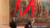 Madrid, attiviste imbrattano il quadro di Colombo: “12 ottobre simbolo di genocidio, non di scoperta”