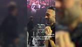 Marco Mengoni scende dal palco per una fan di 9 mesi: “Tua mamma è una pazza” (VIDEO)