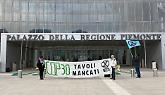 Extinction Rebellion scarica 30 tavoli davanti alla Regione Piemonte. “Tutte le occasioni mancate”
