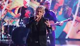 Brutta caduta per Ligabue: inciampa sul palco cantando “Balliamo sul mondo” (VIDEO)