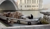Donna ruba una barca carica di regali di Natale e si schianta: panico a Venezia (VIDEO)