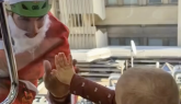 Babbo Natale scende dal cielo: un regalo per i piccoli pazienti del Bambino Ges&ugrave; (VIDEO)